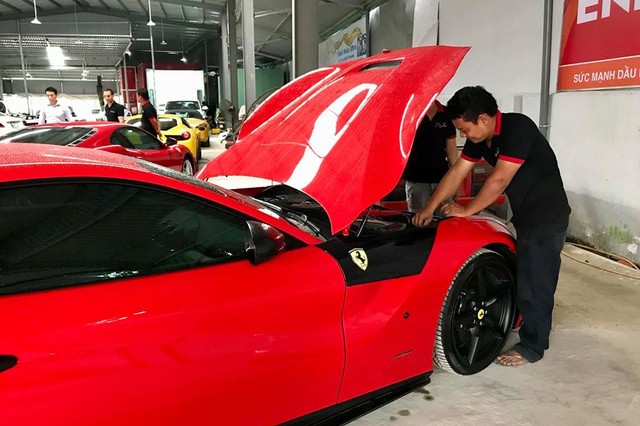 Vào cuối tuần vừa qua, một  dàn siêu xe trăm tỷ gồm 6 chiếc Ferrari và 2 chiếc Lamborghini đã tụ tập tại một garage tại quận 2, TP HCM để “khám bệnh”. Những chiếc xe này sẽ được sẽ được kết nối với máy tính chuyên dụng thông qua cổng OBD II để tìm ra lỗi. Với những mẫu xe cũ, các kỹ thuật viên sẽ nhanh chóng cập nhập những phần mềm mới nhất để sửa lỗi cho các siêu xe này.